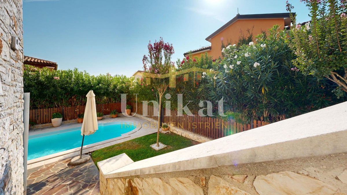 Dvojna hiša z bazenom v istrskem slogu